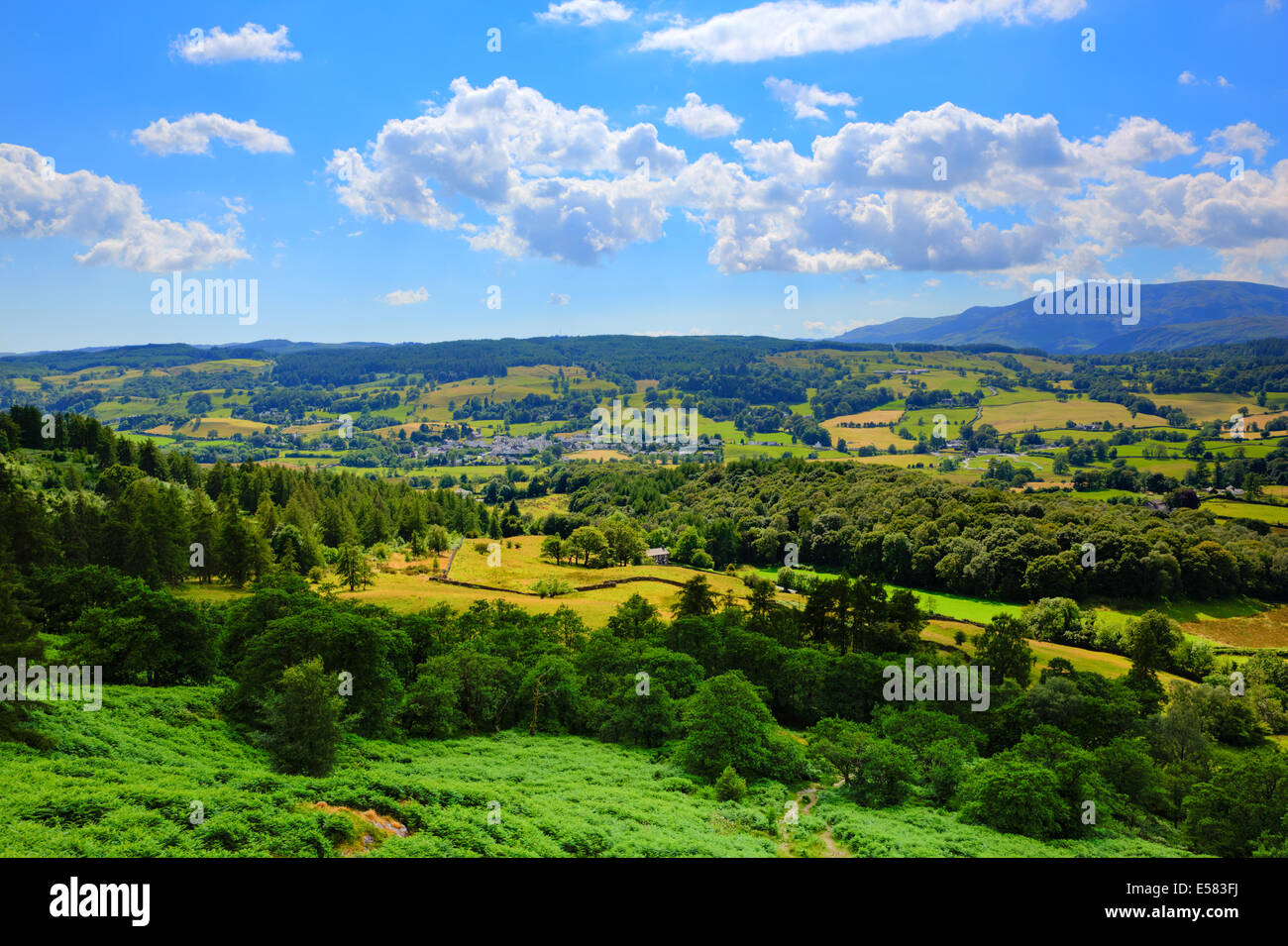 Hawkshead Parc National de Lake District Angleterre Royaume-Uni sur une campagne magnifique journée ensoleillée sur le village touristique populaire Banque D'Images