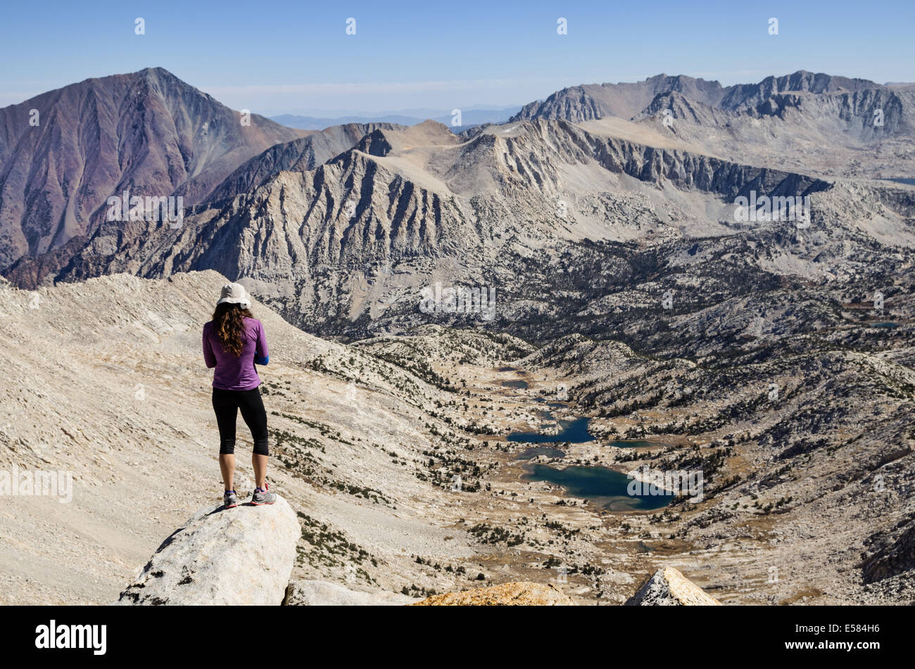 Une femme au sommet du mont Jules César regarde vers le bas en granite Park loin ci-dessous Banque D'Images