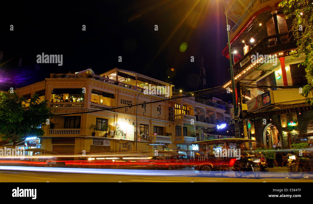 Scène de nuit de Sisowath Quay et la FCC, correspondant à l'étranger's Club, Phnom Penh, Cambodge. Banque D'Images