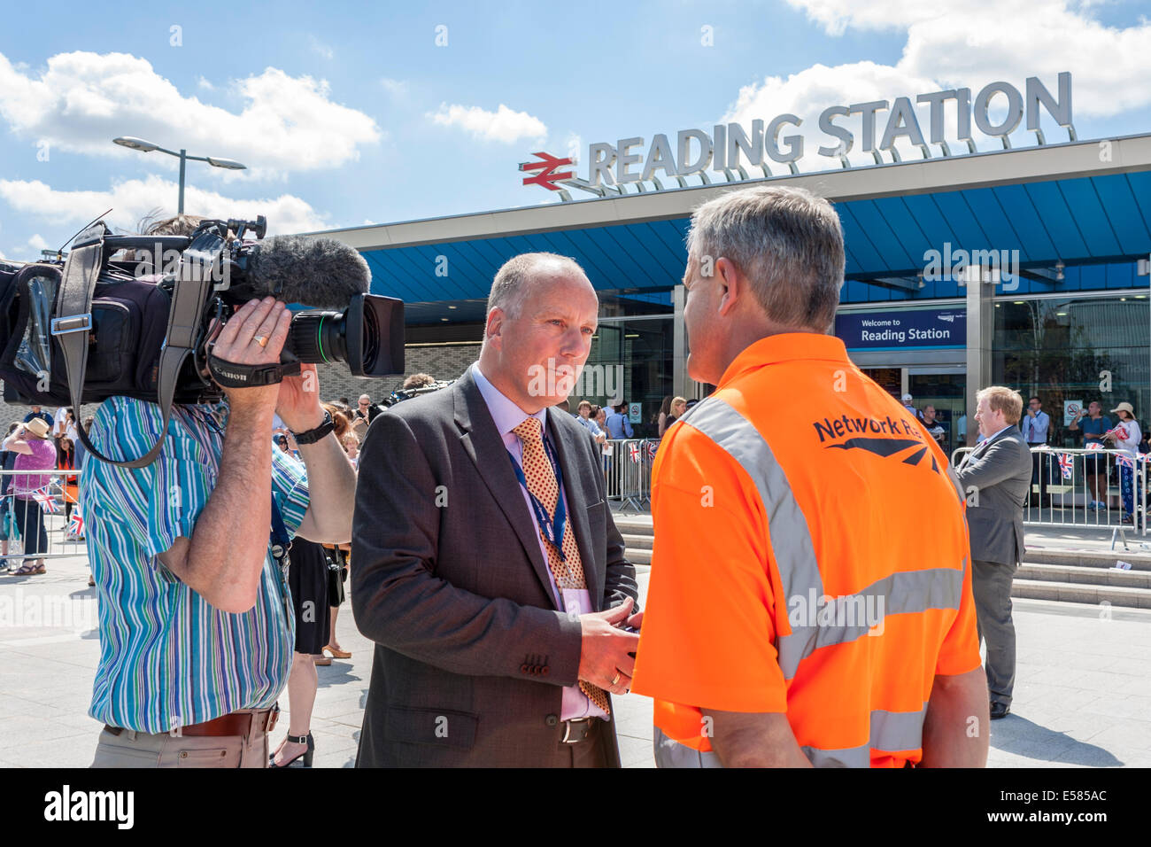 Journaliste et caméraman interview membre du personnel de Network Rail lors de l'ouverture officielle du poste de lecture, par Sa Majesté la Reine. Banque D'Images