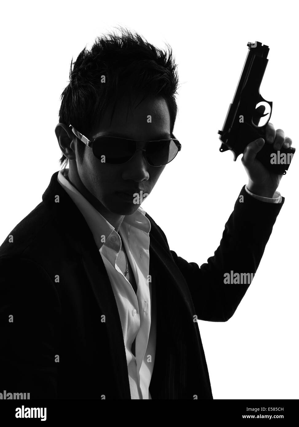 Un homme armé d'Asie portrait de tueur en silhouette isolé sur fond blanc Banque D'Images