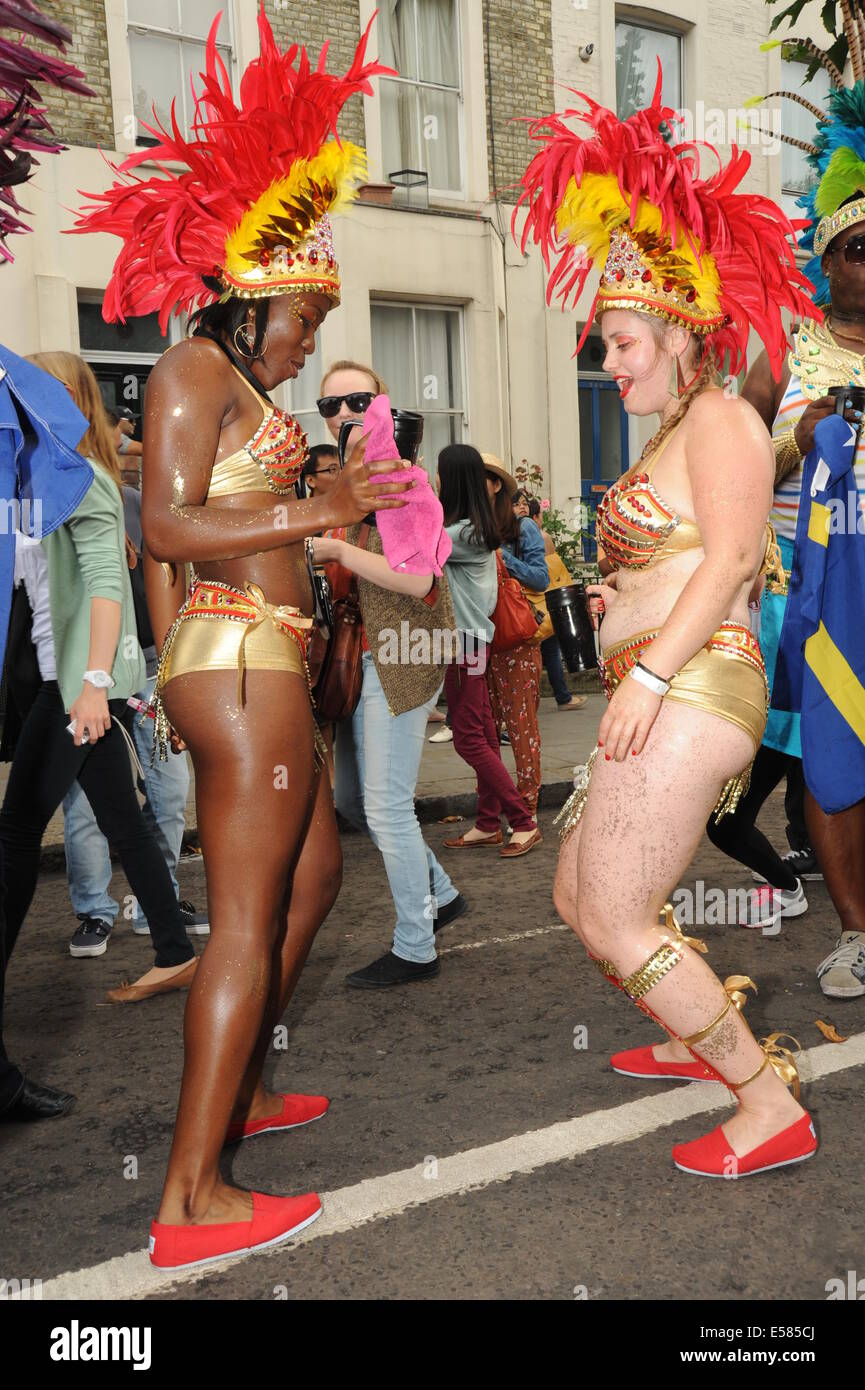 Deux femmes portant des costumes de carnaval traditionnel des Caraïbes au carnaval de Notting Hill 2012 Banque D'Images