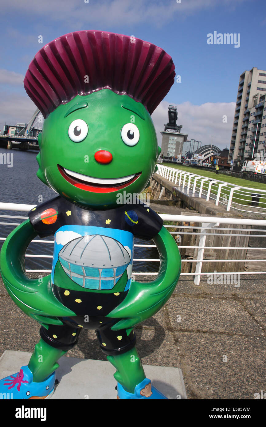 Glasgow, Ecosse, Royaume-Uni. 23 juillet, 2014. Le jour de la cérémonie d'ouverture et Clyde, Glasgow et la météo sont prêts. Clyde pose devant Finnieston crane et SECC en soleil Credit : ALAN OLIVER/Alamy Live News Banque D'Images