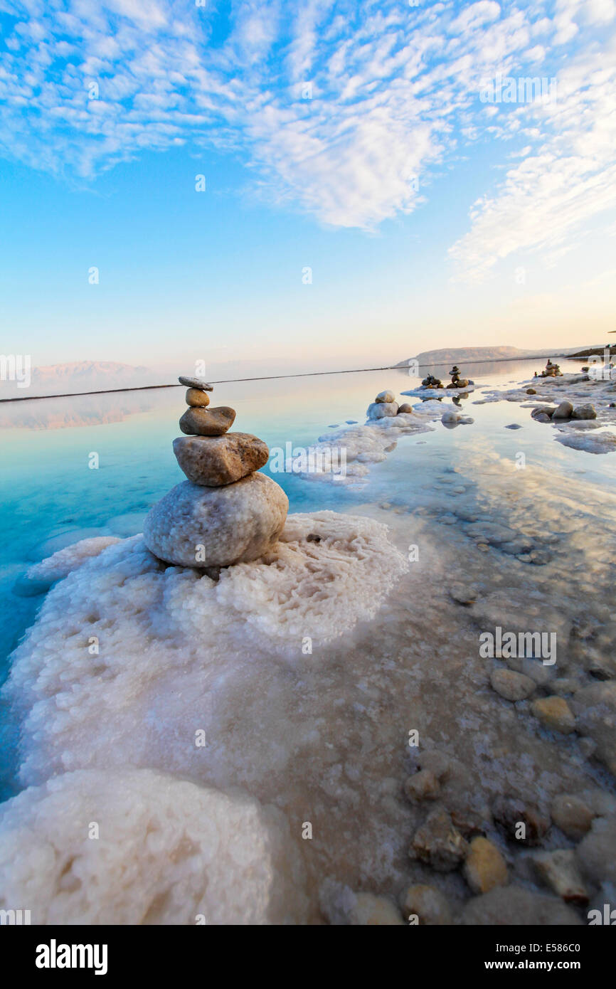 Israël, la Mer Morte, la cristallisation du sel causé par l'évaporation de l'eau Banque D'Images