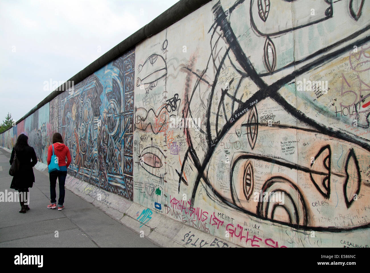 Les touristes à l'East Side Gallery "mur de Berlin" l'Europe Allemagne Berlin Friedrichshain Banque D'Images