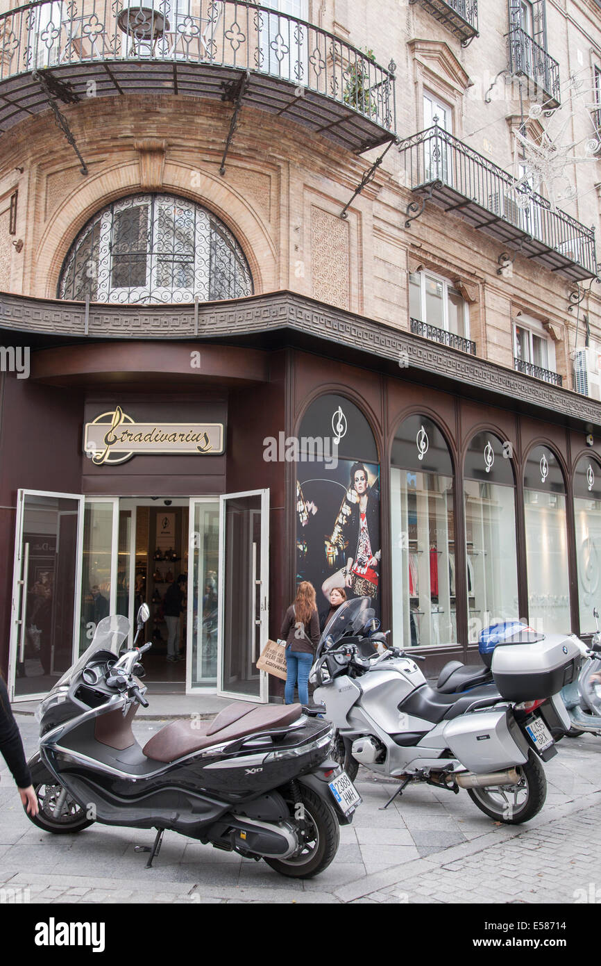 Boutique Stradivarius, rue Tetuan, Séville - Séville, Espagne Banque D'Images