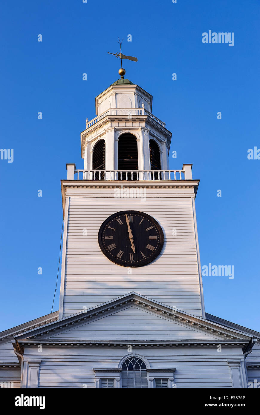 Clocher d'église et la tour de l'horloge, Lenox, Massachusetts, USA Banque D'Images