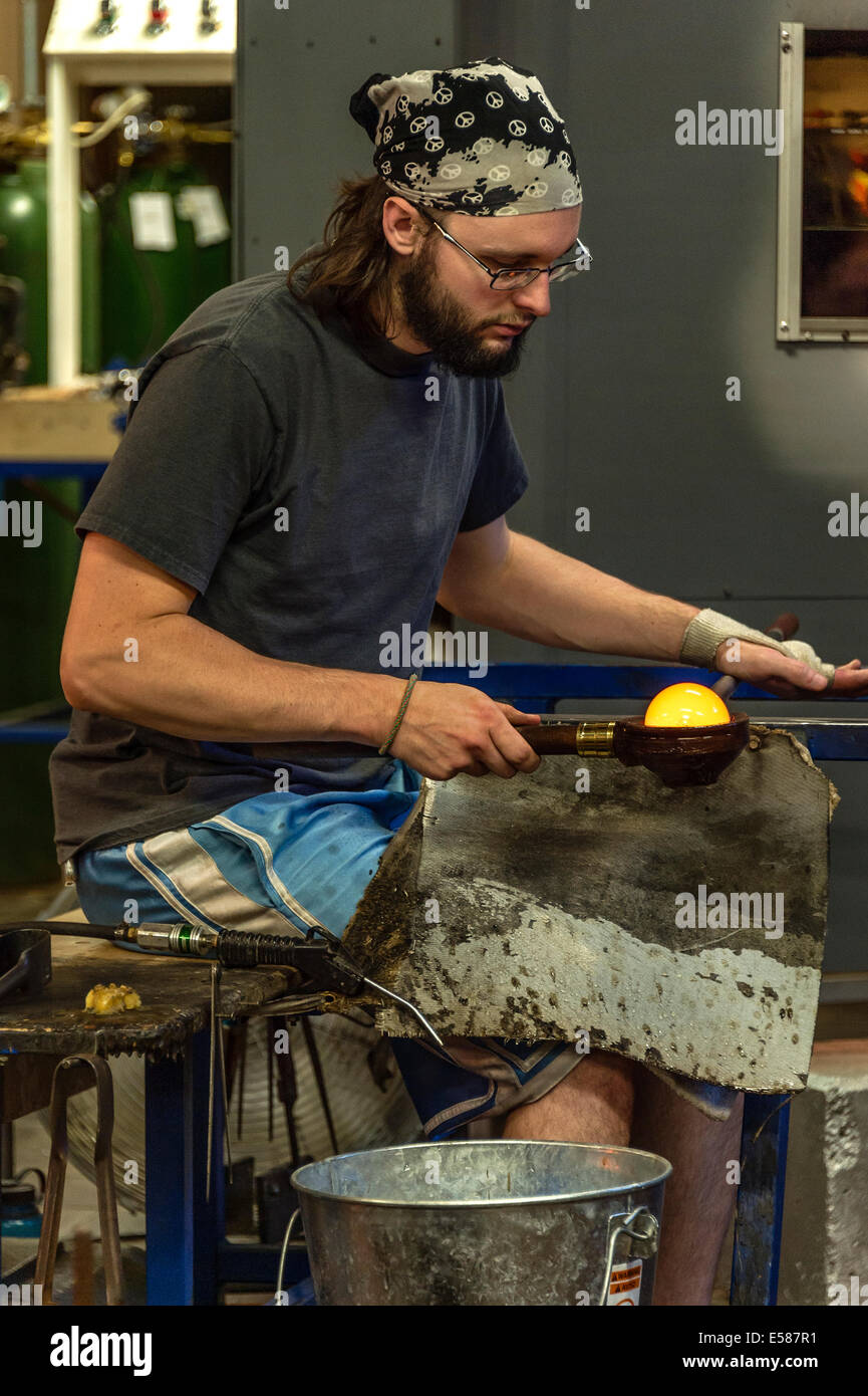 Artisan travaillant avec verre verre en fusion, New York, USA Banque D'Images