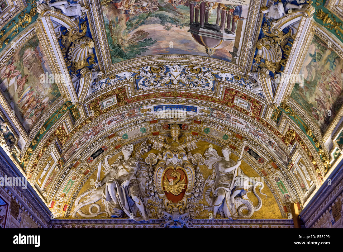 Fresque au plafond dans la salle de cartes, Musée du Vatican, Cité du Vatican, Rome, Italie Banque D'Images