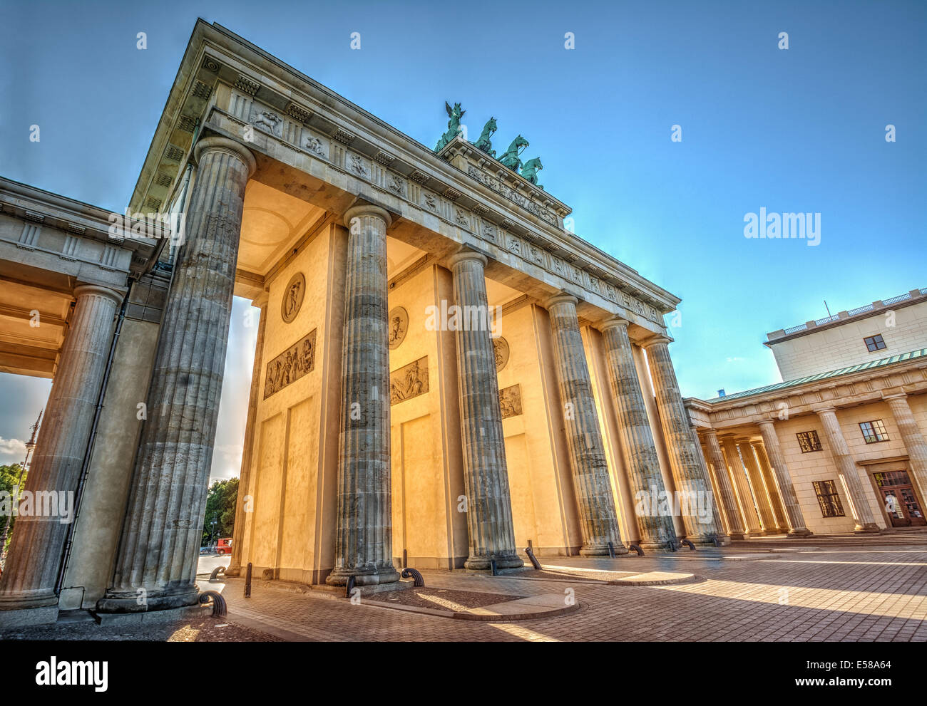 Porte de Brandebourg (1788) au coucher du soleil, Berlin, Allemagne. Image HDR. Banque D'Images