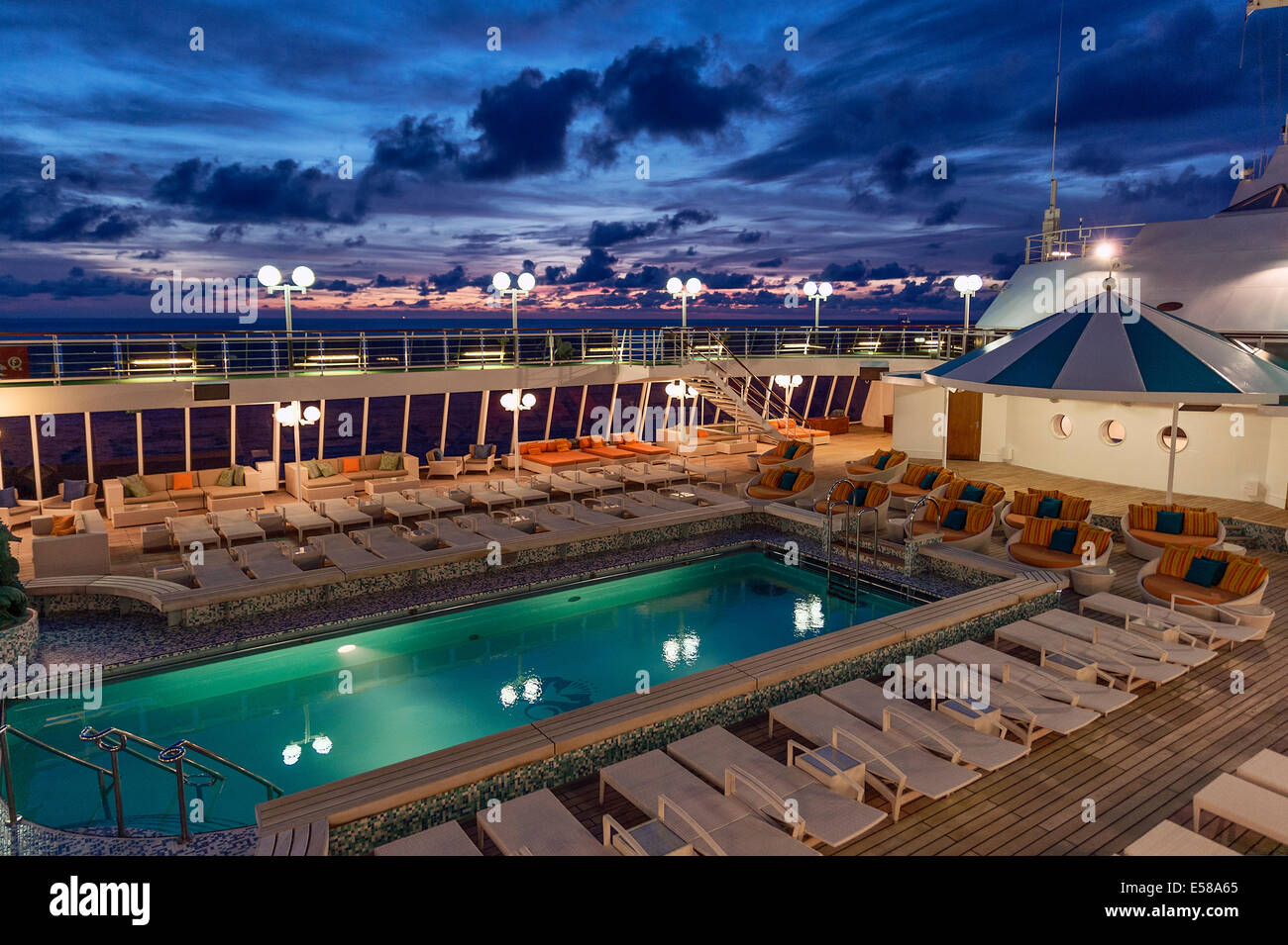 Navire de croisière de luxe piscine au coucher du soleil. Banque D'Images