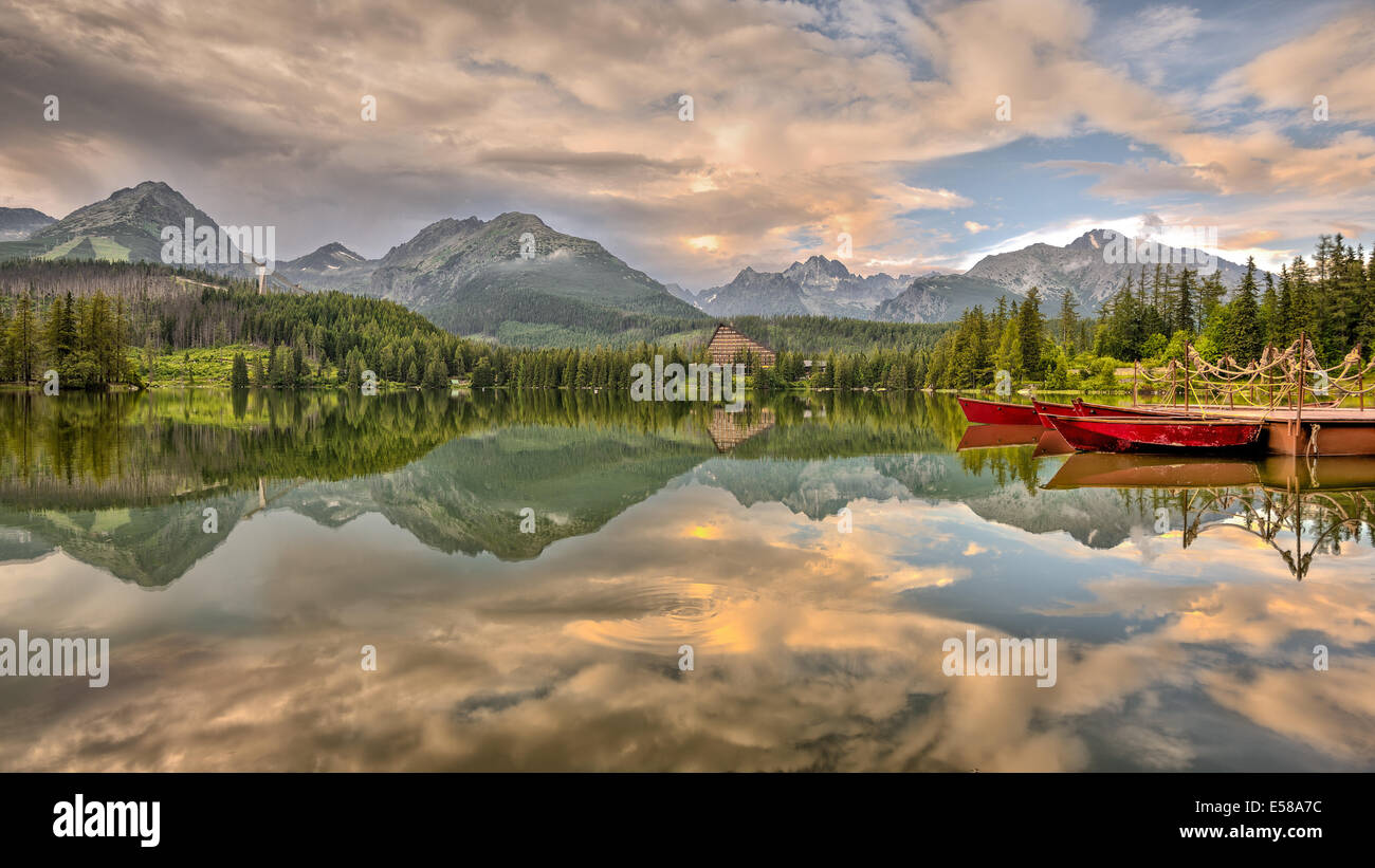 Lac de montagne de Štrbské Pleso dans le Parc National des Tatras, en Slovaquie. haut Image HDR. Banque D'Images