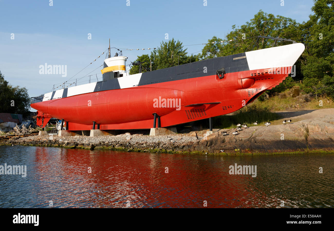 Vétéran de la DEUXIÈME GUERRE MONDIALE sous-marin de la marine finlandaise Vesikko sur l'affichage comme un musée des navires en mer de Suomenlinna forteresse. Banque D'Images