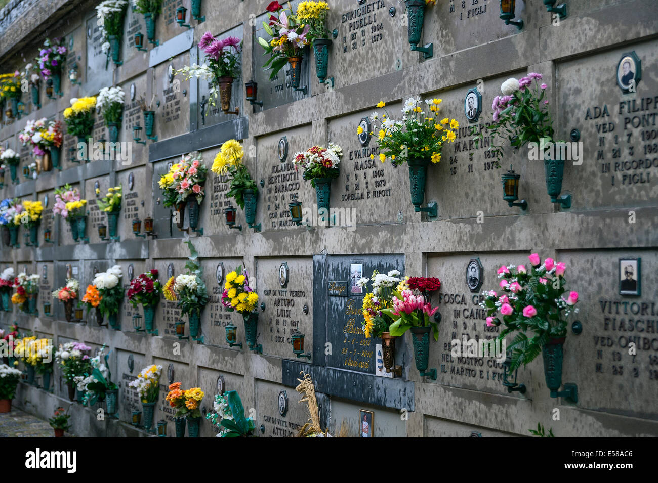 Des fleurs ornent les caveaux funéraires du cimetière du village, Porto Venere, Italie Banque D'Images
