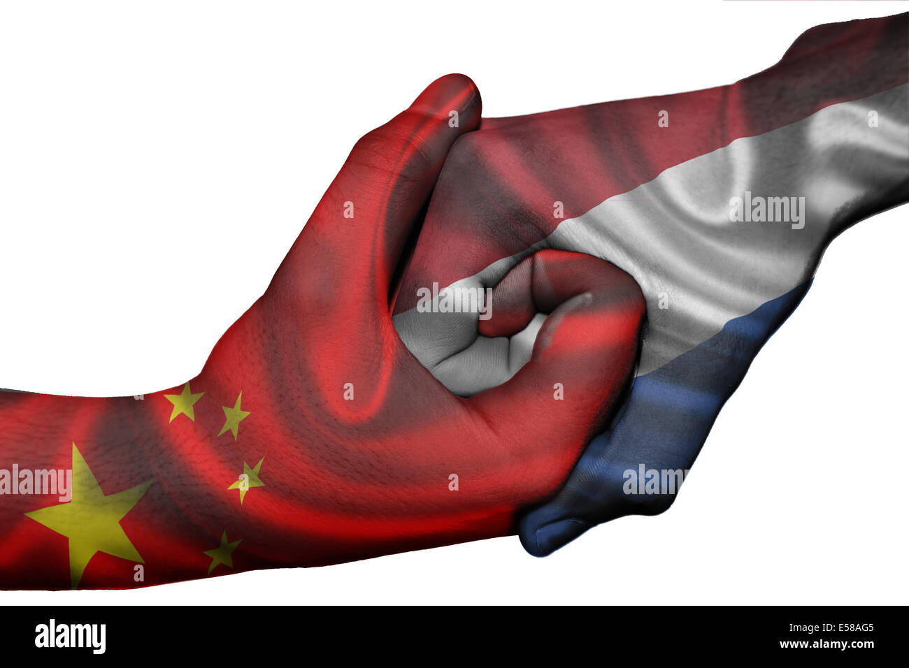 Poignée de main entre diplomatique Pays : drapeaux de la Chine et les Pays-Bas surimprimées les deux mains Banque D'Images