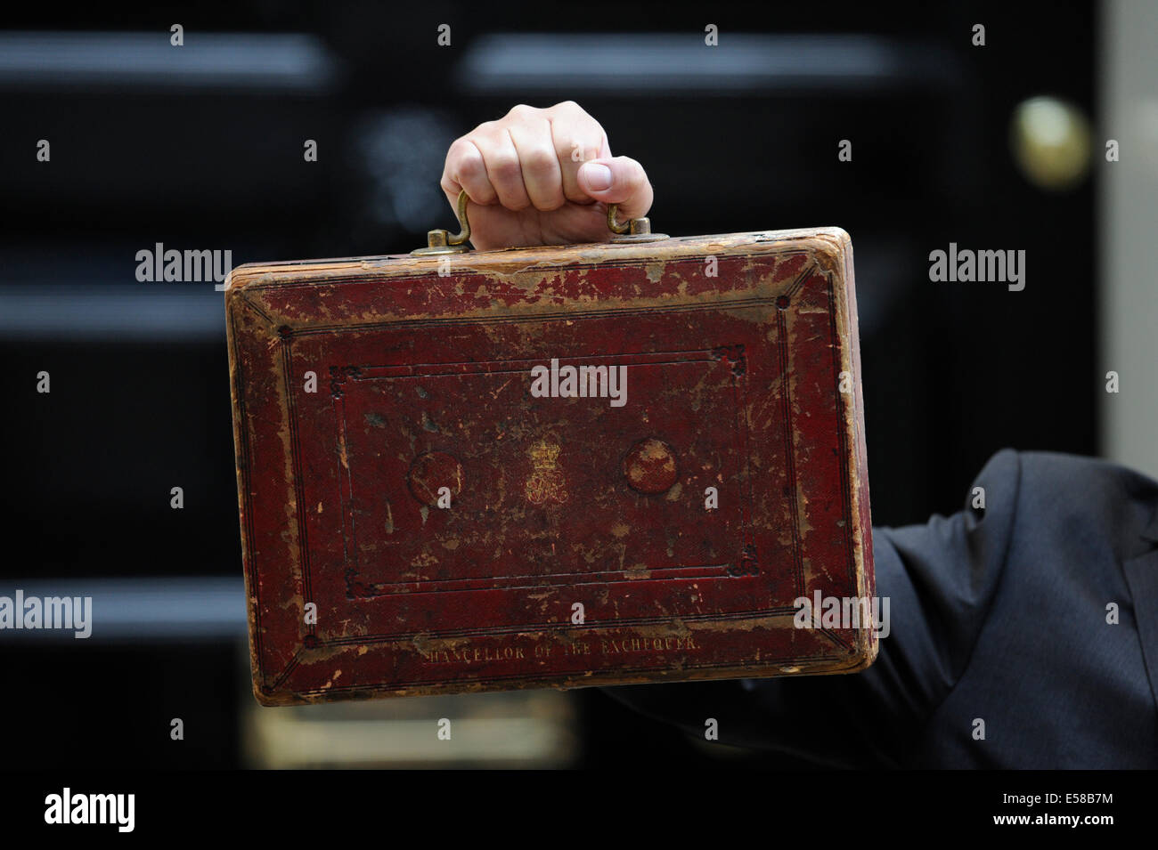 Cette photo porte-documents rouge 2009 est connu comme le "budget fort' ou 'fort' et est un arrêté ministériel fort. Banque D'Images