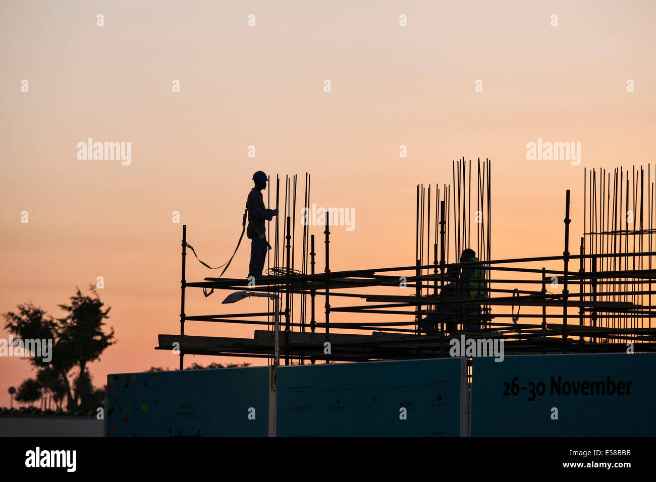 Les travailleurs sur site de construction à Doha, Qatar. Banque D'Images