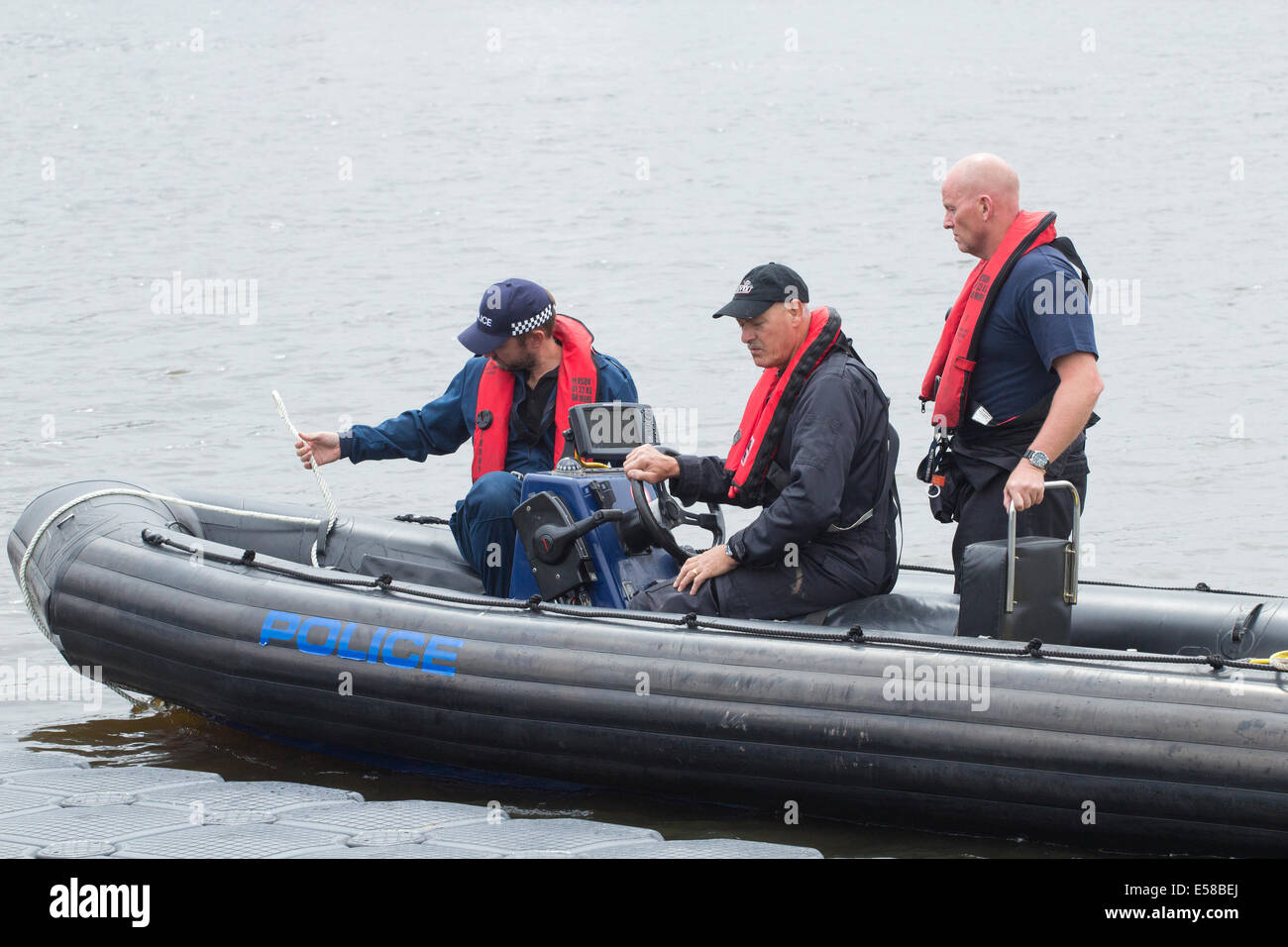 Stockton on Tees, UK. 23 juillet, 2014. Mise à jour : les plongeurs à la recherche d'étudiant manquant David Zikhali ont retrouvé un corps à partir du fleuve Tees.plongeurs Police reprendre la recherche d'un nageur, nommé 20 ans David Zikhali qui aurait eu des difficultés d'essayer de nager à travers la Rivière Tees avec des amis lundi soir. La police a fouillé toute la journée le mardi sans succès avant de reprendre recherchez le mercredi matin. Credit : ALANDAWSONPHOTOGRAPHY/Alamy Live News Banque D'Images