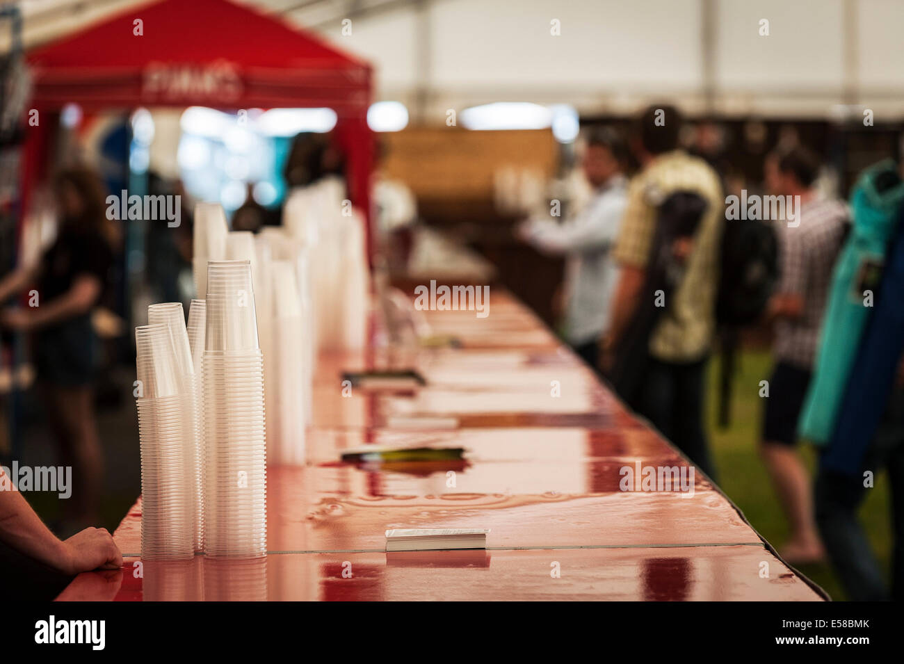 Le bar dans la tente à bière au Festival de Brentwood. Banque D'Images