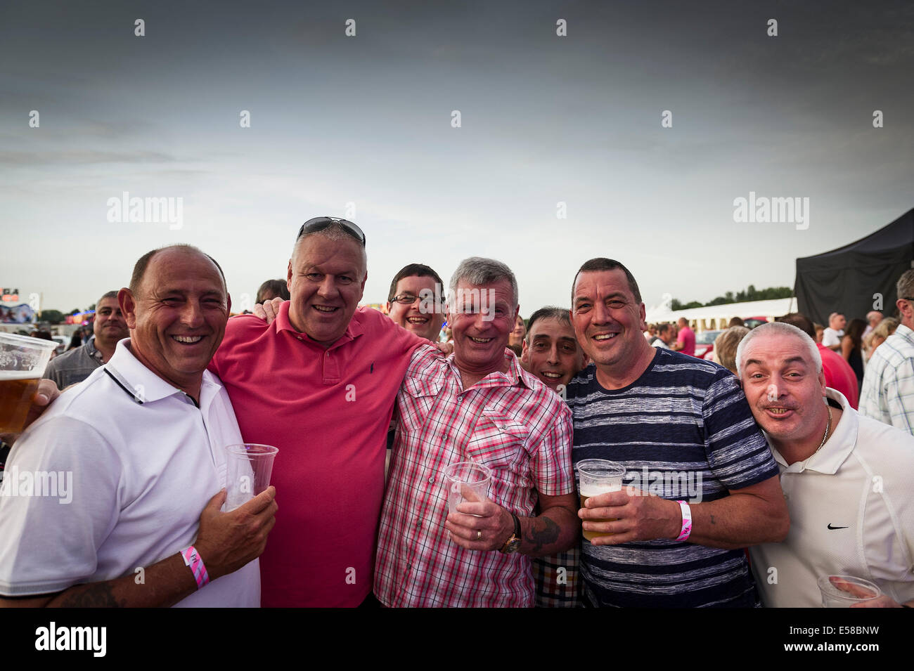 Un groupe d'hommes s'amusant à la Brentwood Festival. Banque D'Images