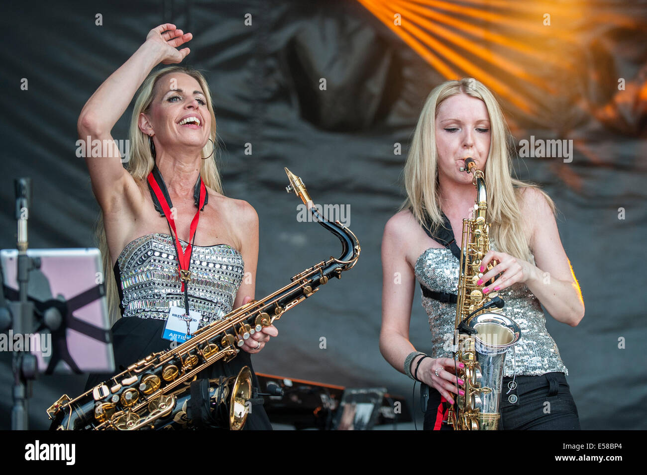 L'Glitterball groupe jouant au Festival de Brentwood. Banque D'Images