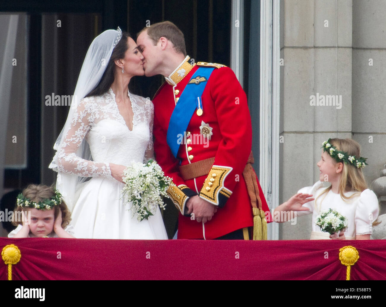 Le Mariage Royal kiss avec Son Altesse Royale la duchesse de Cambridge, Kate et le Prince William Banque D'Images