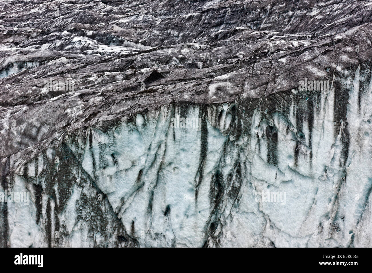 Murs de glace- Jokulsarlon Glacial Lagoon, Breidarmerkurjokull Glacier, calotte de glace, l'Islande Vatnajokull Ash vu dans la glace en raison de volc Banque D'Images