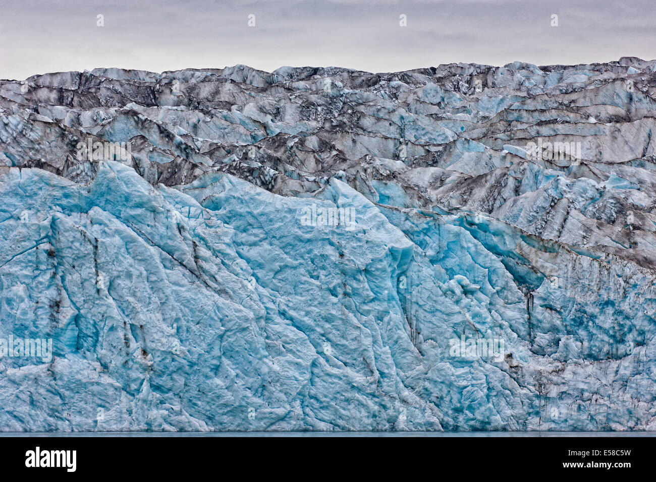 Murs de glace- Jokulsarlon Glacial Lagoon, Breidarmerkurjokull Glacier, calotte de glace, l'Islande Vatnajokull Ash vu dans la glace en raison de volc Banque D'Images