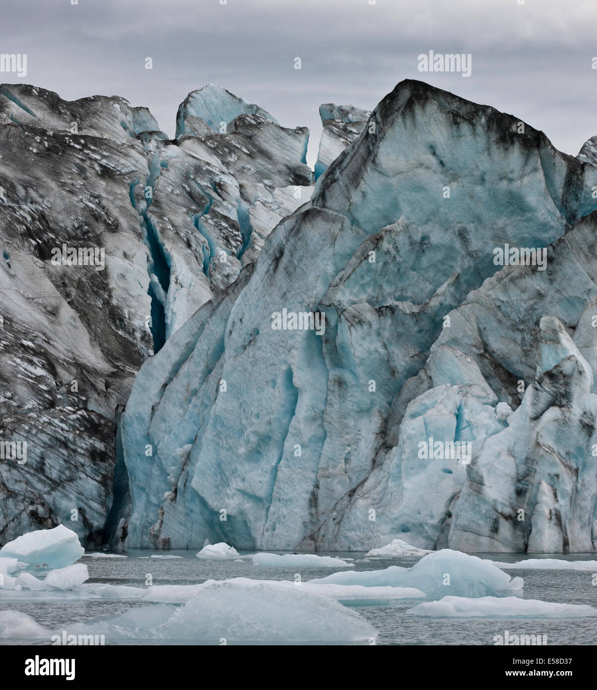 Murs de glace- Jokulsarlon Glacial Lagoon, Breidarmerkurjokull Glacier, calotte de glace, l'Islande Vatnajokull Ash vu dans la glace en raison de volc Banque D'Images