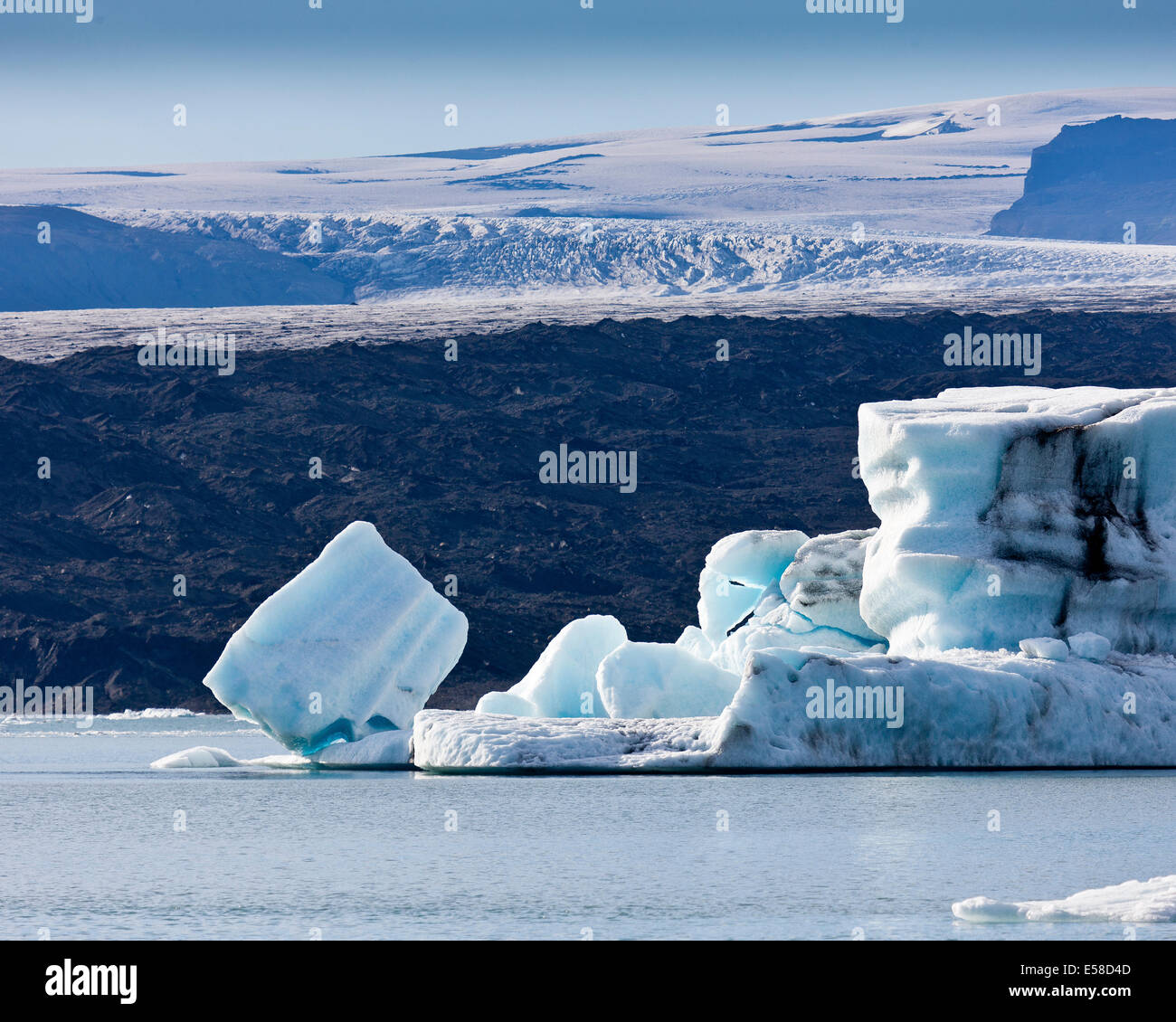 Les icebergs, Jokulsarlon Glacial Lagoon, Breidarmerkurjokull Glacier, calotte de glace, l'Islande Vatnajokull Ash vu dans la glace en raison de volca Banque D'Images