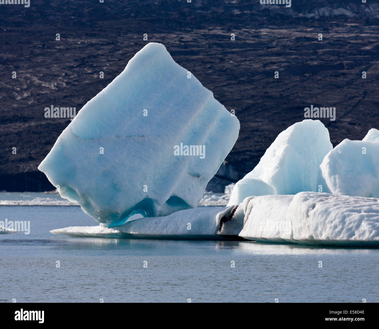 Les icebergs, Jokulsarlon Glacial Lagoon, Breidarmerkurjokull Glacier, calotte de glace, l'Islande Vatnajokull Ash vu dans la glace en raison de volca Banque D'Images