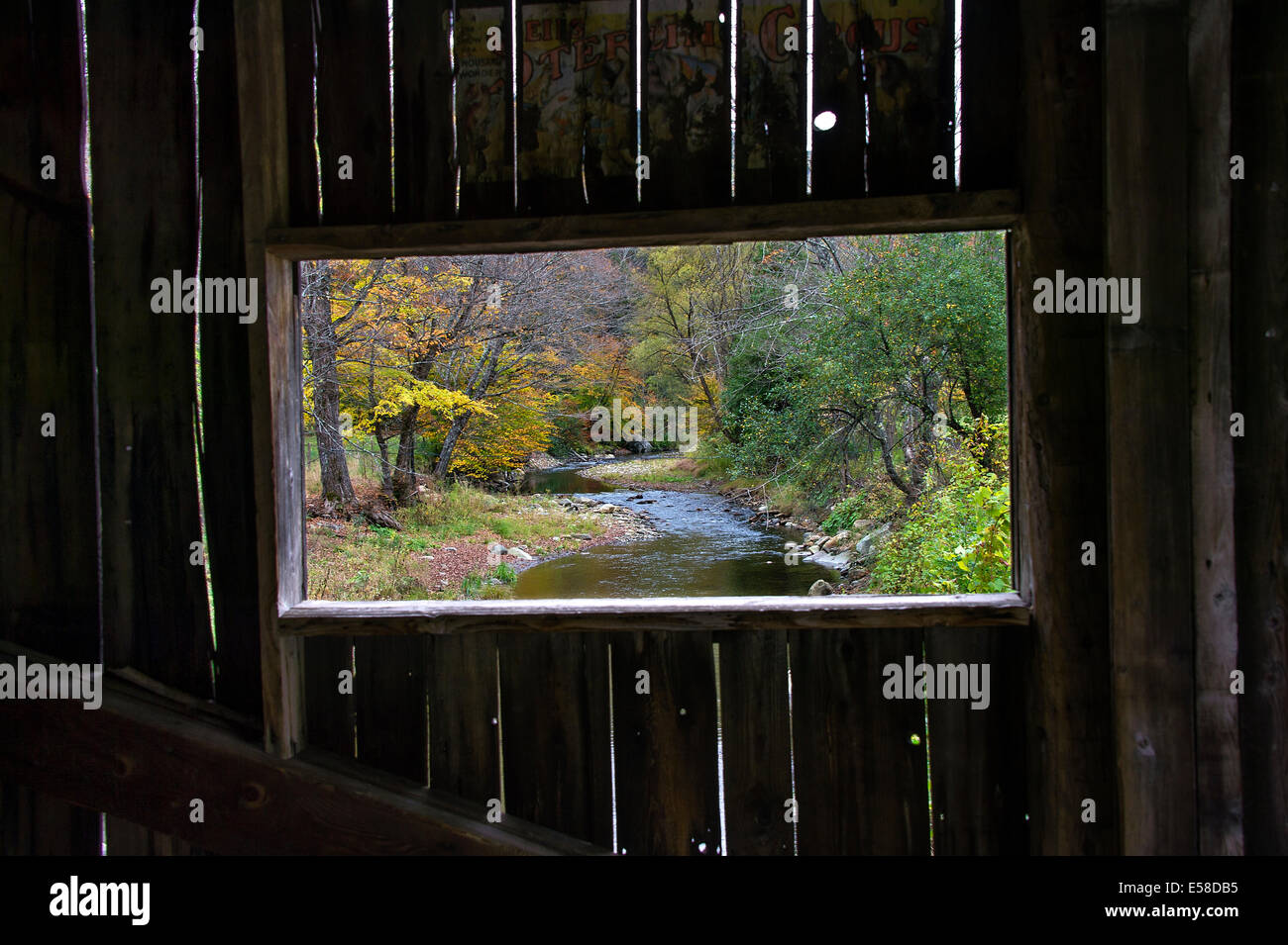 Pont couvert de MacMillan en automne, Grafton, Massachusetts, USA Banque D'Images