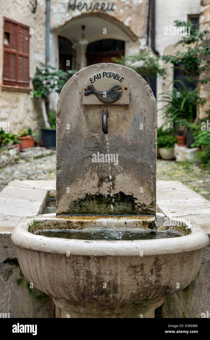 Une fontaine rustique dans une cour dans le village de St Paul de Vence, Provence, France Banque D'Images