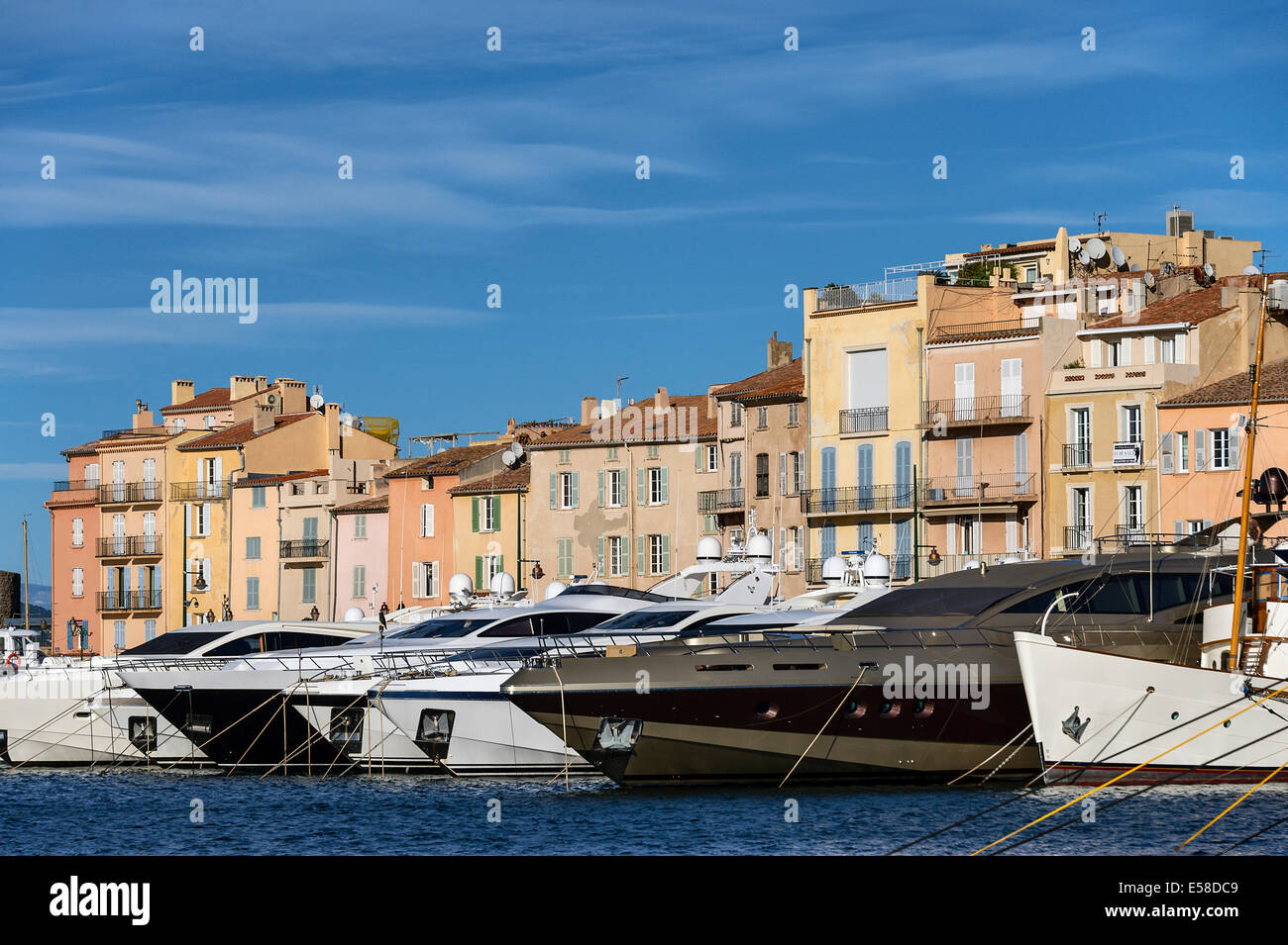 Saint-Tropez waterfront architecture et yachts, Provence, France Banque D'Images