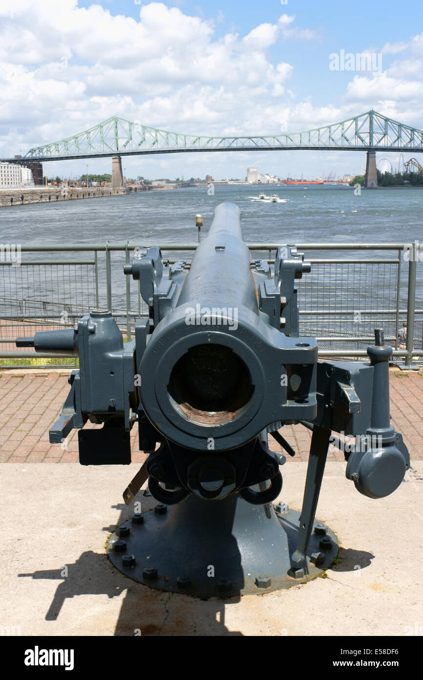 Jacques Cartier Bridge et du fleuve Saint-Laurent Vue de derrière un fusil à la base de Montréal Tour de l'horloge Banque D'Images