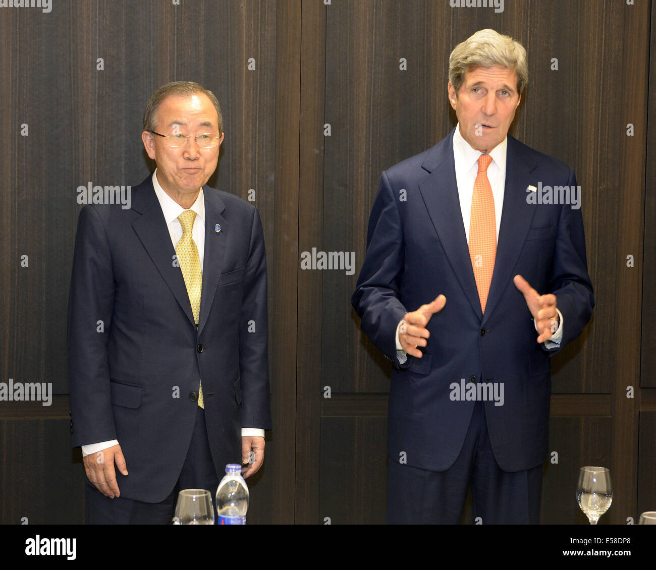 Jérusalem, Jérusalem. 23 juillet, 2014. Le secrétaire d'Etat John Kerry (R) rencontre avec le Secrétaire général des Nations Unies Ban Ki-moon, à l'David Citadel Hotel, Jérusalem, le 23 juillet 2014. John Kerry est arrivé en Israël mercredi pour stimuler les efforts en vue de parvenir à un accord de cessez-le-feu entre Israël et le Hamas, un fonctionnaire de l'ambassade américaine à Tel Aviv a dit à Xinhua. Credit : Ambassade des États-Unis pour Israël/Matty Stern/Xinhua/Alamy Live News Banque D'Images
