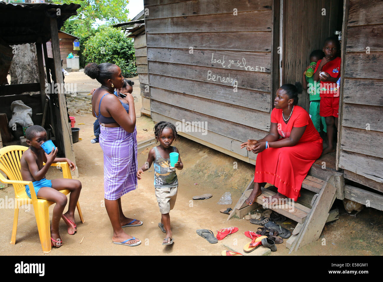 Les femmes et les enfants dans un village pauvre de la tribu des marrons dans le parc national du Brownsberg au Suriname, l'Amérique latine Banque D'Images