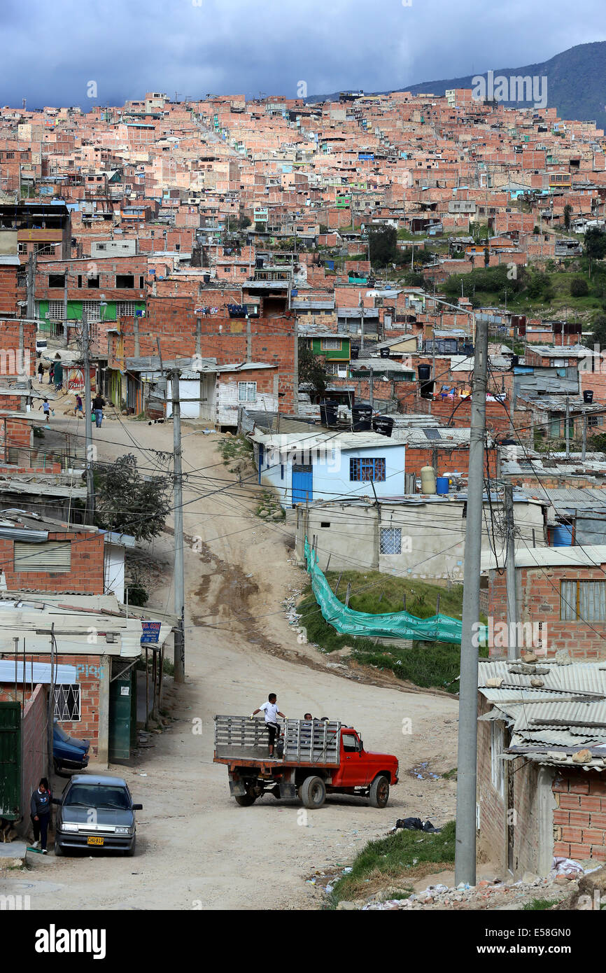 Les petites maisons en briques dans le district de favela pauvre El Oasis, de franges de la capitale Bogota, Colombie, Amérique du Sud Amérique latine Banque D'Images