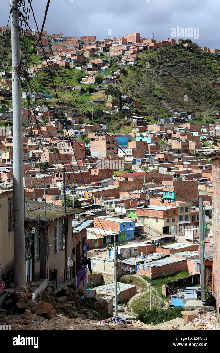 Les petites maisons en briques dans le district de favela pauvre El Oasis, de franges de la capitale Bogota, Colombie, Amérique du Sud Amérique latine Banque D'Images