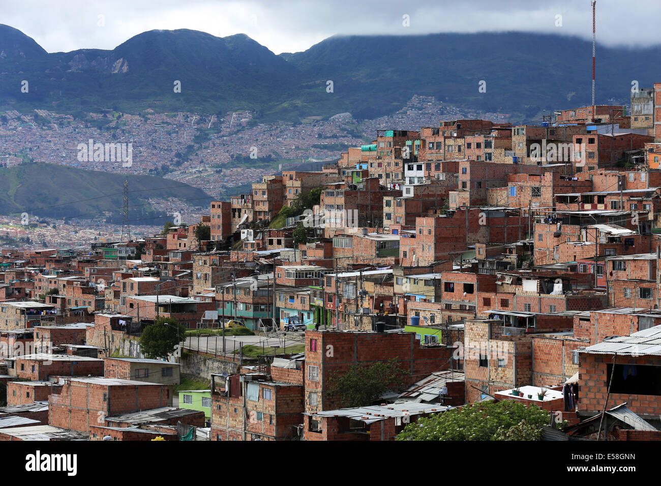 Les petites maisons en briques dans le district de favela pauvre El Oasis, de franges de la capitale Bogota, Colombie, Amérique du Sud Amérique latine Banque D'Images