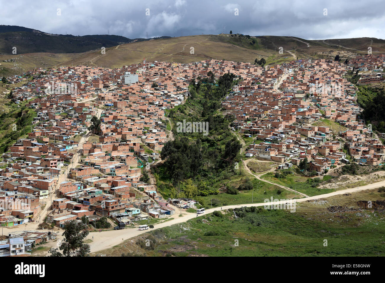 Les petites maisons en briques dans le district de favela pauvre El Oasis, de franges de la capitale Bogota, Colombie, Amérique du Sud Amérique latine Banque D'Images