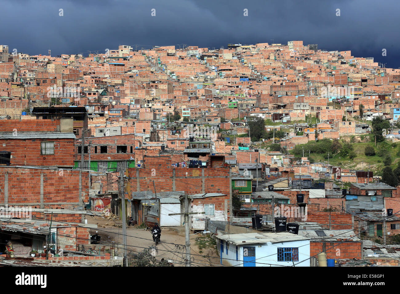 Les petites maisons en briques dans le district de favela pauvre El Oasis, de franges de la capitale Bogota, Colombie, Amérique du Sud Amérique latine Banque D'Images