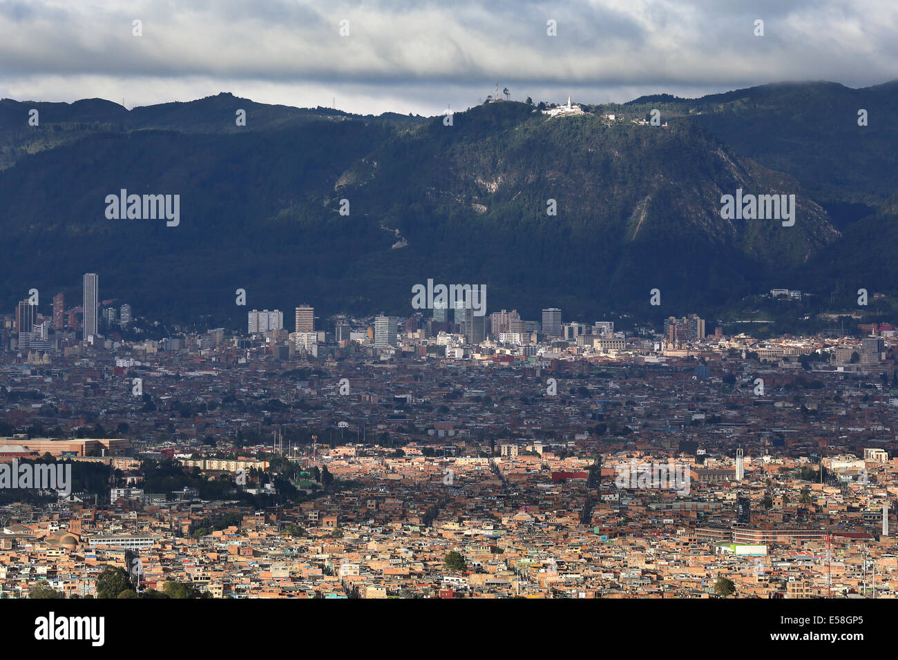 Vue panoramique sur Bogota avec l'église sur la montagne Monserrate en arrière-plan. Capitale de la Colombie-Britannique, de l'Amérique du Sud Banque D'Images