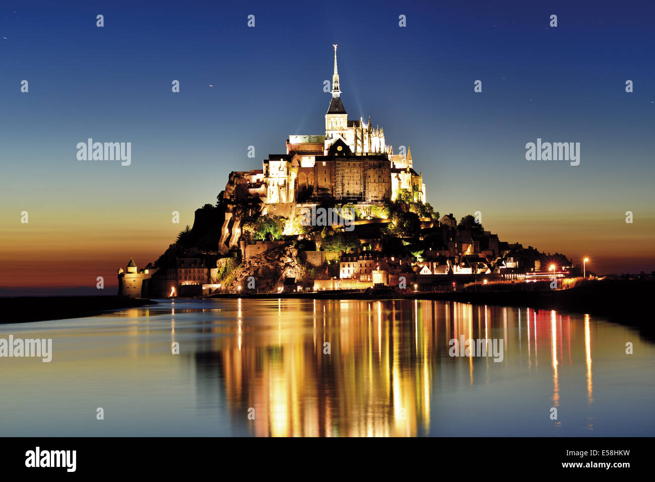 La France, la Normandie, la Bretagne, Le Mont Saint Michel, Saint Michaeal_s mont, Le Mont Saint-Michel, Voyage, tourisme, nuit, illumination, nocturne, UNESCO World Heritage Site, célèbre, touristique, cité médiévale, l'abbaye, la marée, l'autre, unique, brillant, grand, impressin Banque D'Images