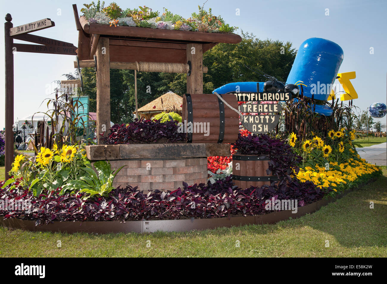 Tatton Park, Manchester, Royaume-Uni. 23 juillet, 2014. Médaillé d 'hommes Diddy Lazy Days' (Preston City Council) fleur nationale Bed compétition à la RHS - Royal Horticultural Society à l'événement ayant pour thème le carnaval de Tatton Park, complet avec beurre confiture Mine, TattyFilarious les signes, et Diddy Hat. Banque D'Images