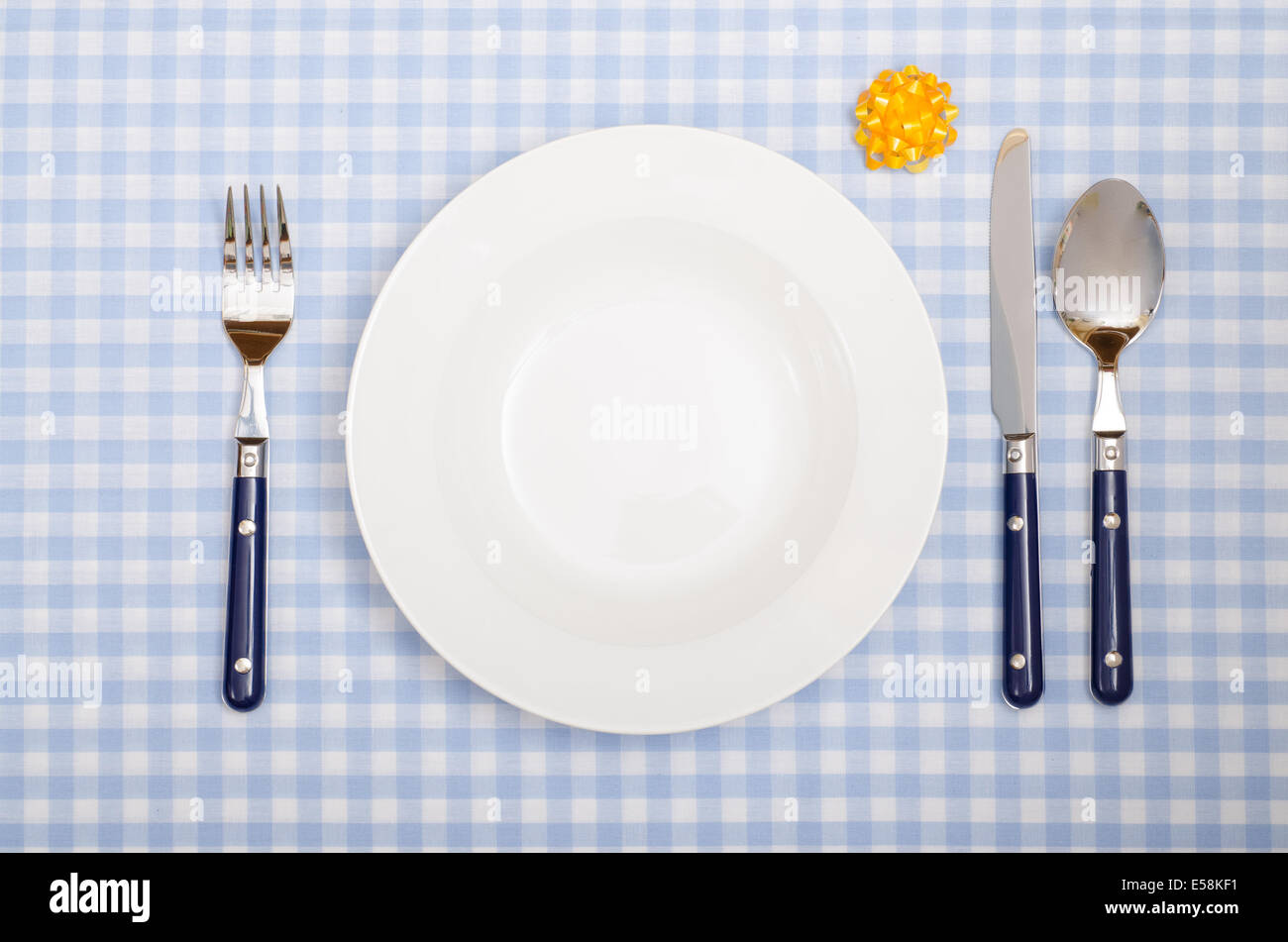Table à manger avec couvercle de couteaux, fourchettes, cuillères et plaque  Photo Stock - Alamy