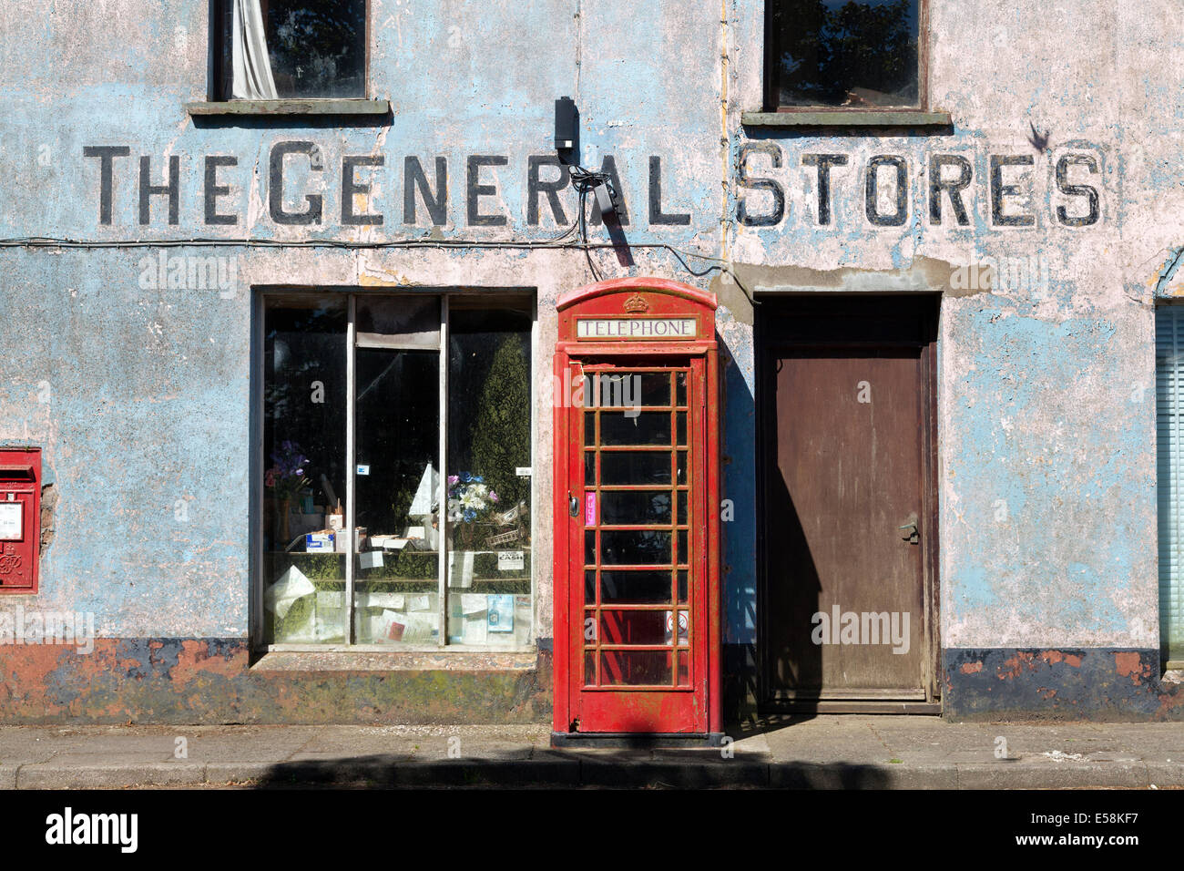 Magasins généraux et téléphone rouge fort au centre du village, Mathry, Pembrokeshire Banque D'Images