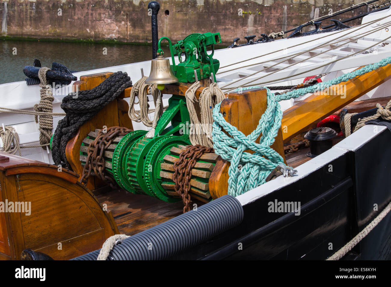 Chaînes de treuil et de câbles sur la proue d'un bateau en bois Photo