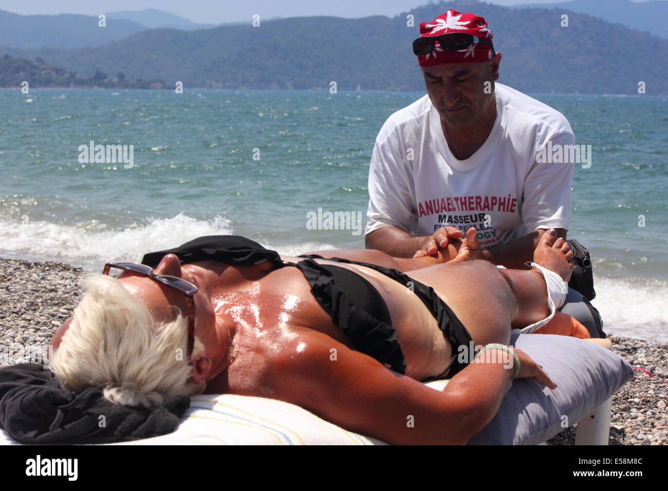 Masseur donnant un massage complet d'une belle femme mature Photo Stock -  Alamy
