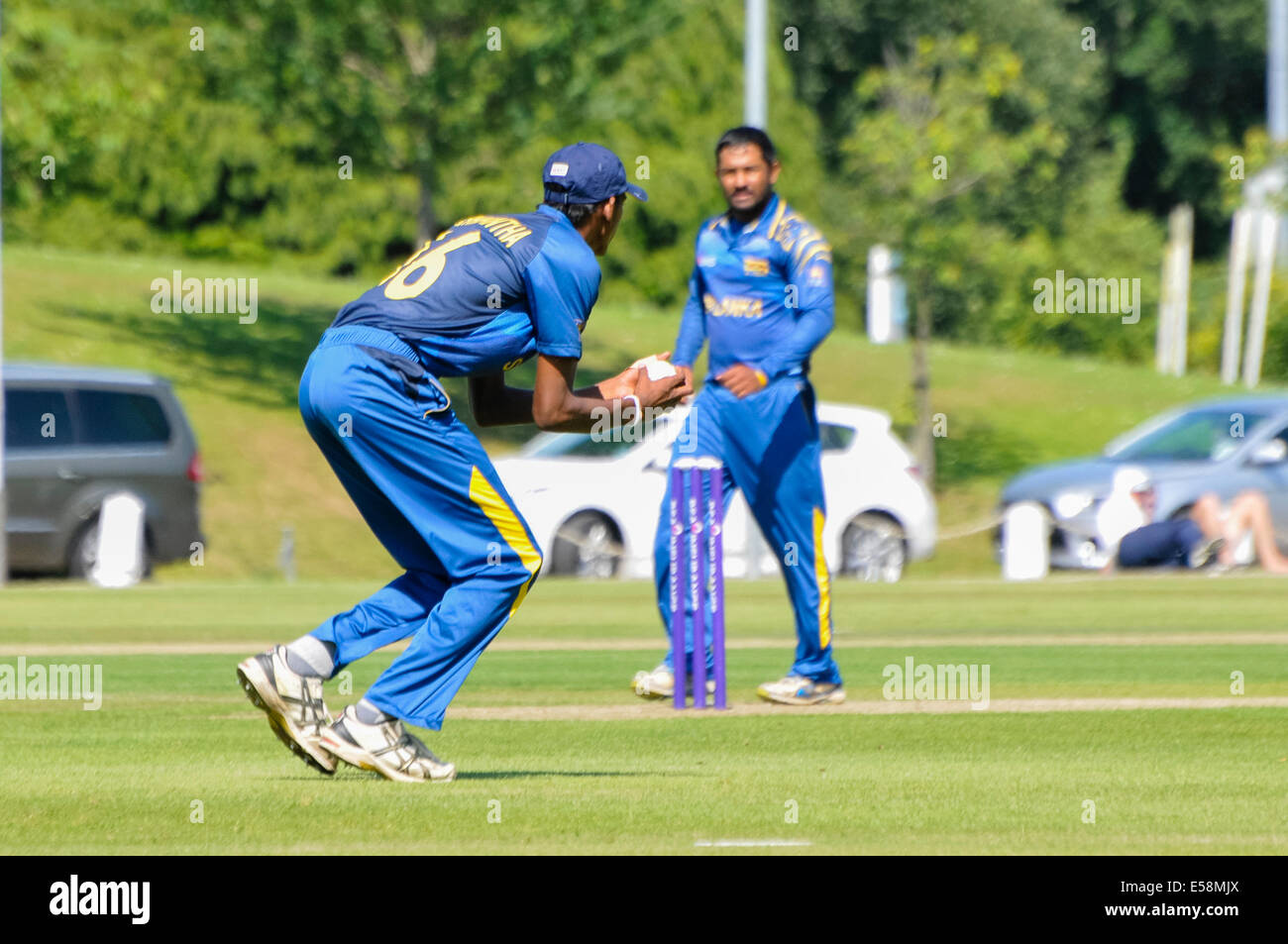 Belfast, Irlande du Nord. 23 Sep 2014 - Dushmantha Chameera attrape la balle que le Sri Lanka à bol de gagner en Irlande s'exécute 28 Crédit : Stephen Barnes/Alamy Live News Banque D'Images